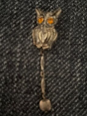 VTG Gold-tone metal articulated owl brooch with rhinestone eyes and dangle chain